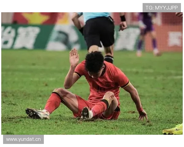 间接任意球发出后二次触球，为何不算犯规？